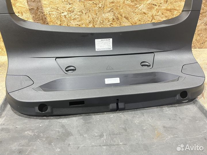 Пластик крышки багажника черный BMW F36