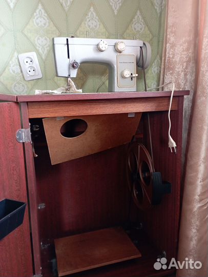 Швейная машина Чайка 142