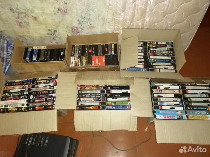 Видеомагнитофон и видеокассеты