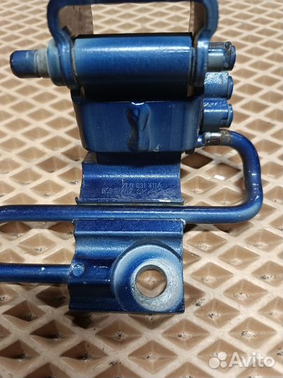 Петля двери передняя левая Volkswagen Touareg