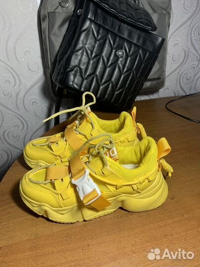 Кроссовки женские