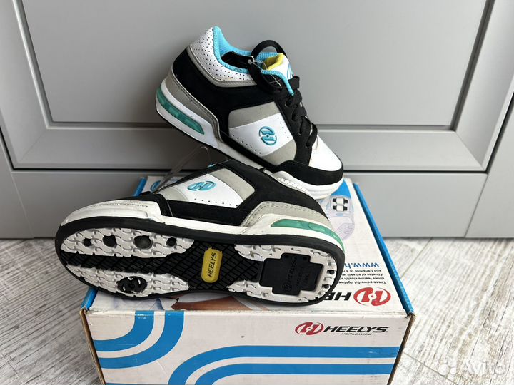 Кроссовки на роликах heelys