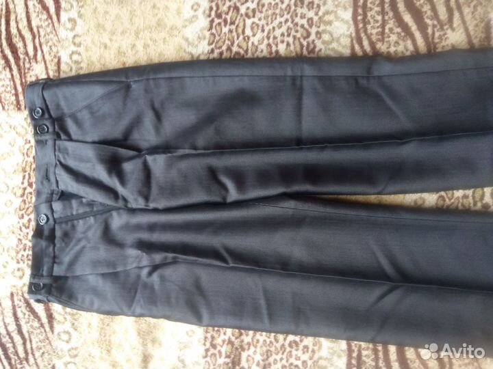 Школьный костюм серый. р.32