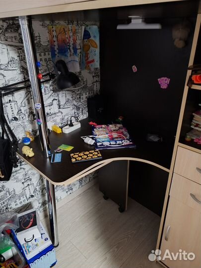 Детская кровать чердак со столом и шкафом