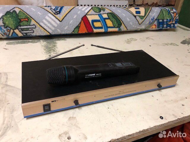 Радиомикрофон + база Invotone WM210