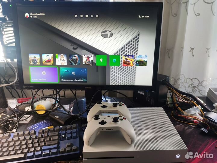 Xbox One s 500 gb +2геймпада+Minecraft