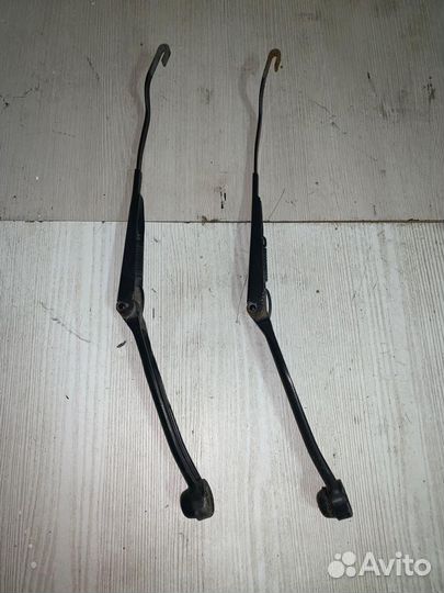 Поводок дворника левый/правый Nissan Primera P11