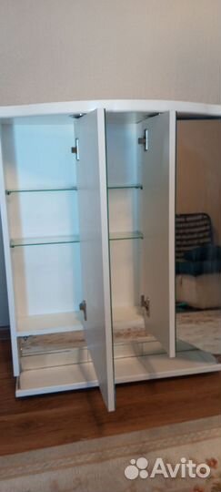 Зеркальный подвесной шкафчик в ванную