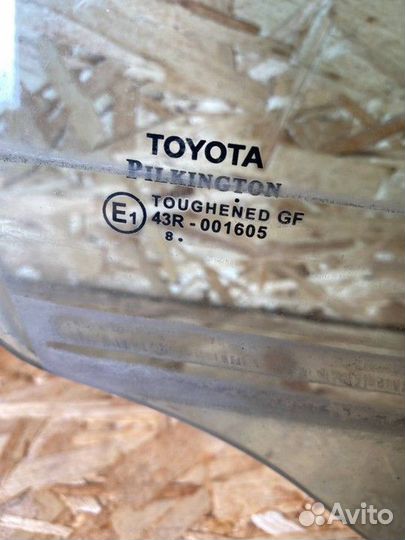 Стекло двери передней правой Toyota Avensis