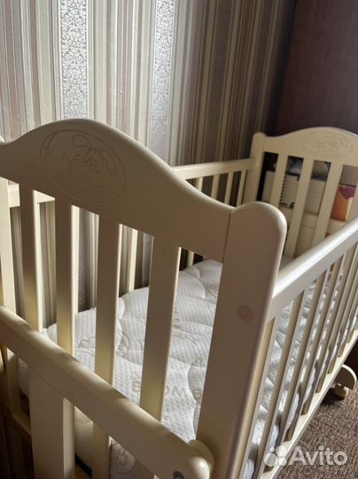 Кровать-колыбель с маятником