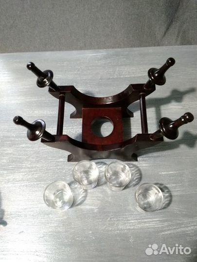 Бочонок и стаканы для спиртного