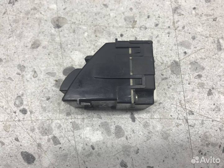 Кнопка аварийной сигнализации Toyota Camry V40 200