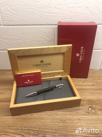 Шариковая ручка Caran d'Ache Varius Carbon 3000 SP