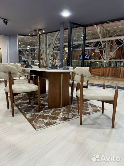 Стол обеденный. В наличии