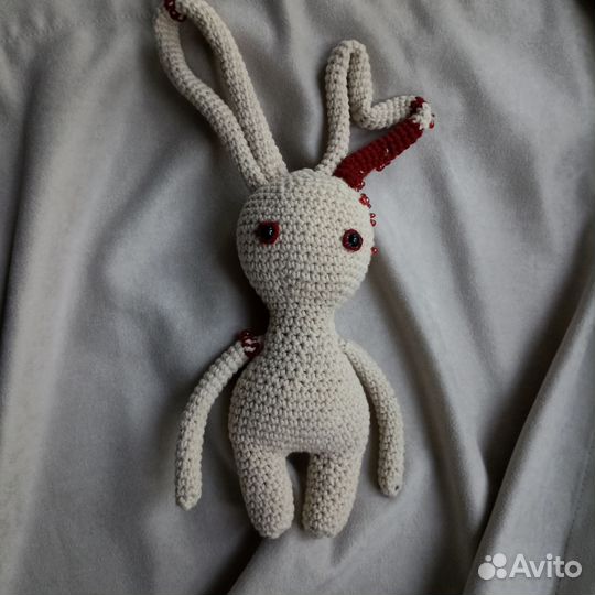 Вязаная игрушка заяц