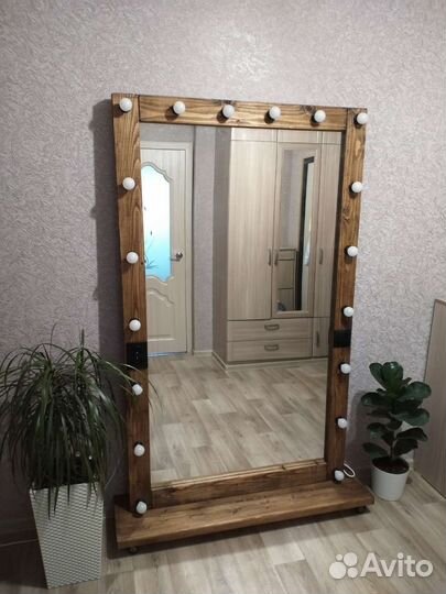 Гримерное зеркало с лампочками