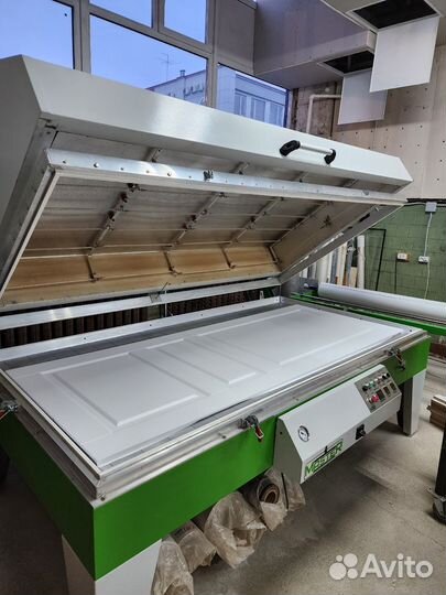 Оператор мембранно-вакуумного пресса