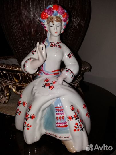 Фарфоровая статуэтка СССР Вышивальщица
