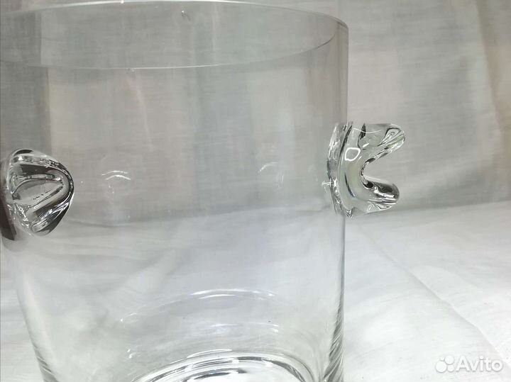 Массивная ваза с ручками как губы рыбы