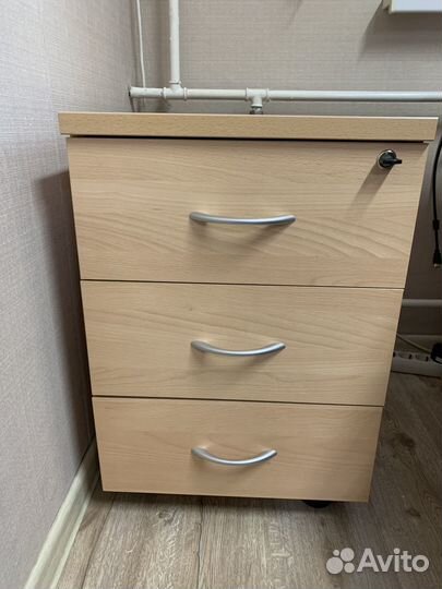 Набор офисной мебели (стол, тумба, шкаф для док.)