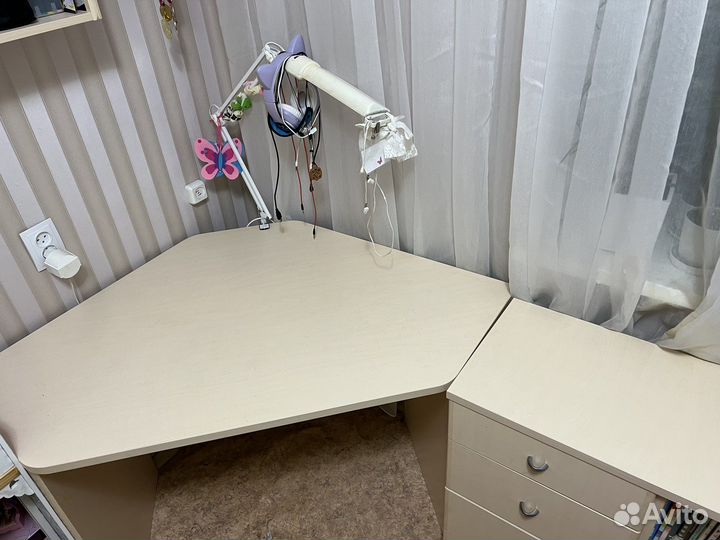 Угловой письменный стол