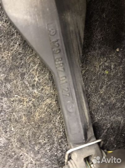 Язычок открытия капота Мерседес 124 210 140