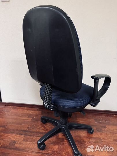 Стул офисный на колесах