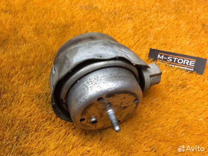 Подушка двигателя левая Audi A4 B7/8E BWE 2006
