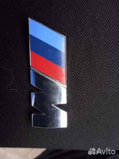 Эмблема M performance на крыло