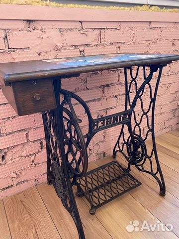 Столик на станине швейной машинки Singer