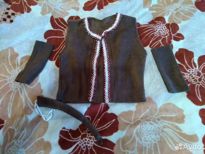 Жилет с нарукавниками и хвостиком