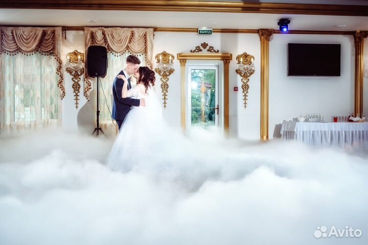 Тяжелый дым, фонтаны, горящие сердца, фейерверки