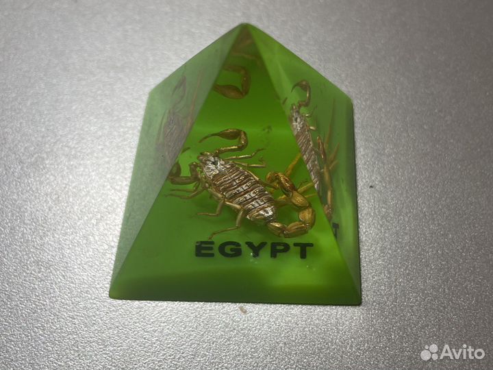 Пирамидки со скорпионом из Египта