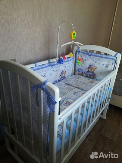 Продам детскую кроватку с маятником