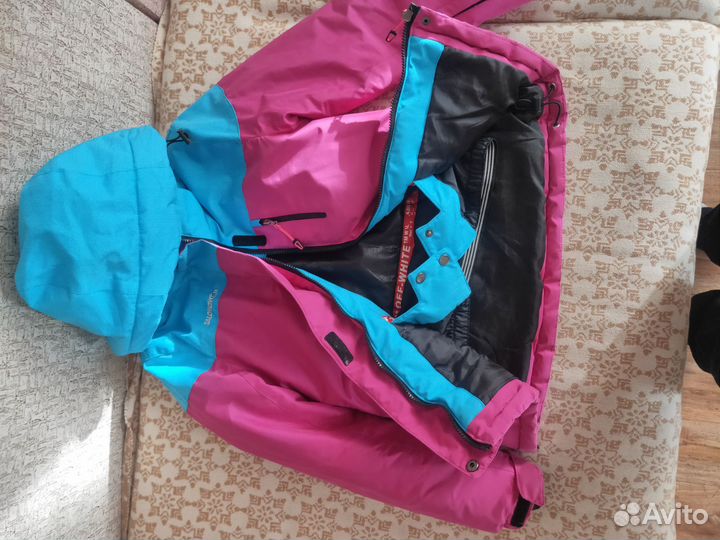 Продам куртку для девочки