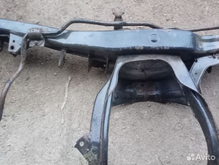 Задний подрамник bmw е32