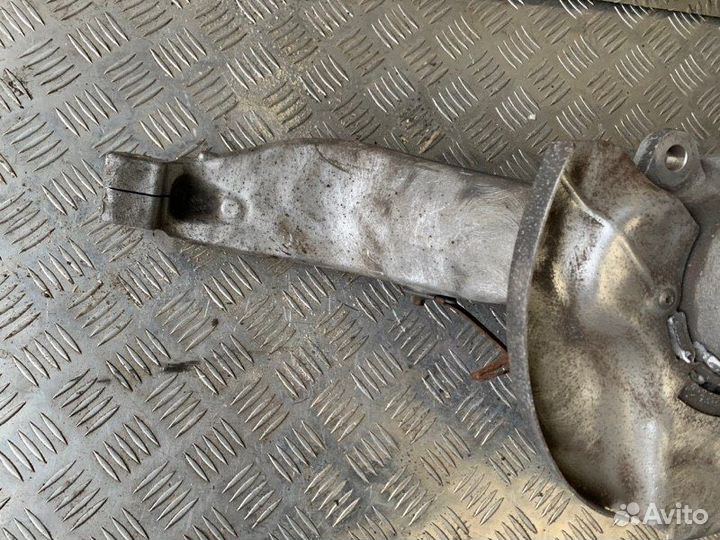 Кулак поворотный передний левый Land Rover