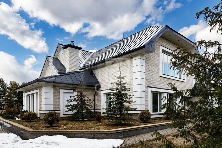 Коттедж 760 м² на участке 24,5 сот.