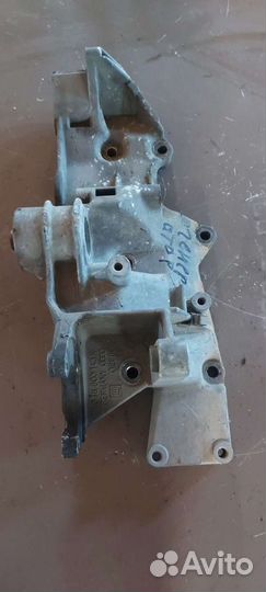 Кронштейн гура генератора на Volkswagen Passat B5