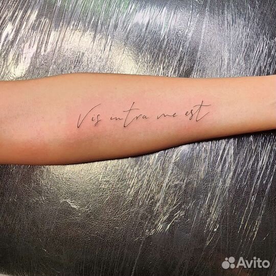 Модель на татуировки мини тату