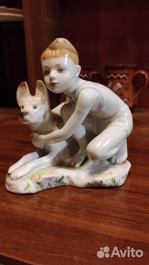 Статуэтка фарф.Юный пограничник. Мальчик с собакой