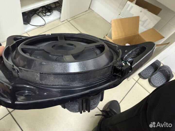 Динамик саб mercedes w205 под ногами