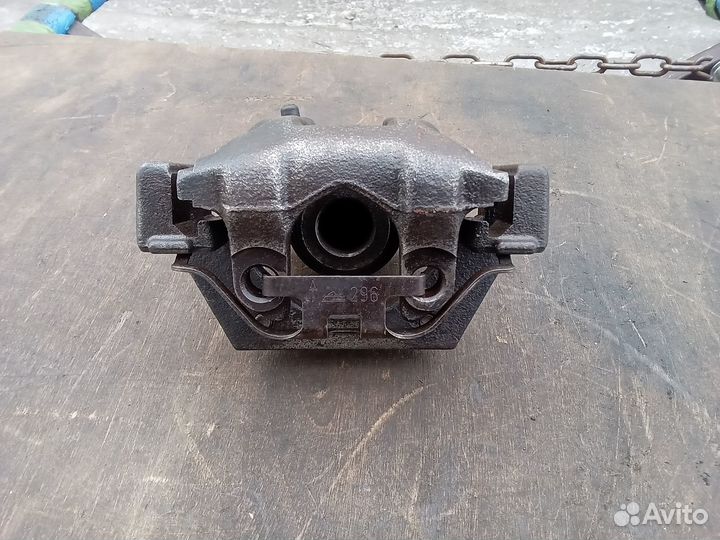 Суппорт тормозной задний левый BMW X5 e53