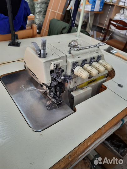Швейная машинка оверлок