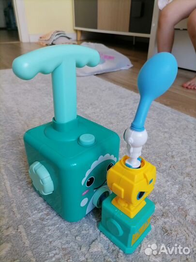 Реактивная машинка на воздушных шарах