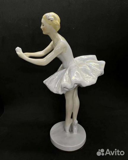 Балерина с цветком.Фарфоровая статуэтка