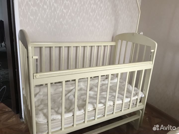 Кровать и комод