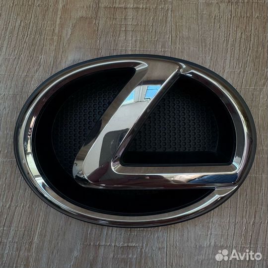 Эмблема нна радиатор Lexus 470