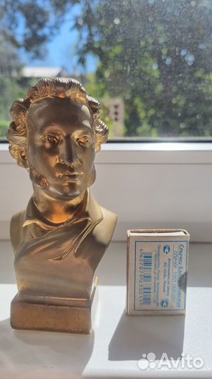 Интерьерные фигурки и бюст Пушкина и цветок из кам