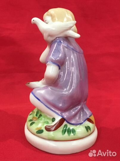 Статуэтка фарфоровая. Девочка с голубем. СССР
